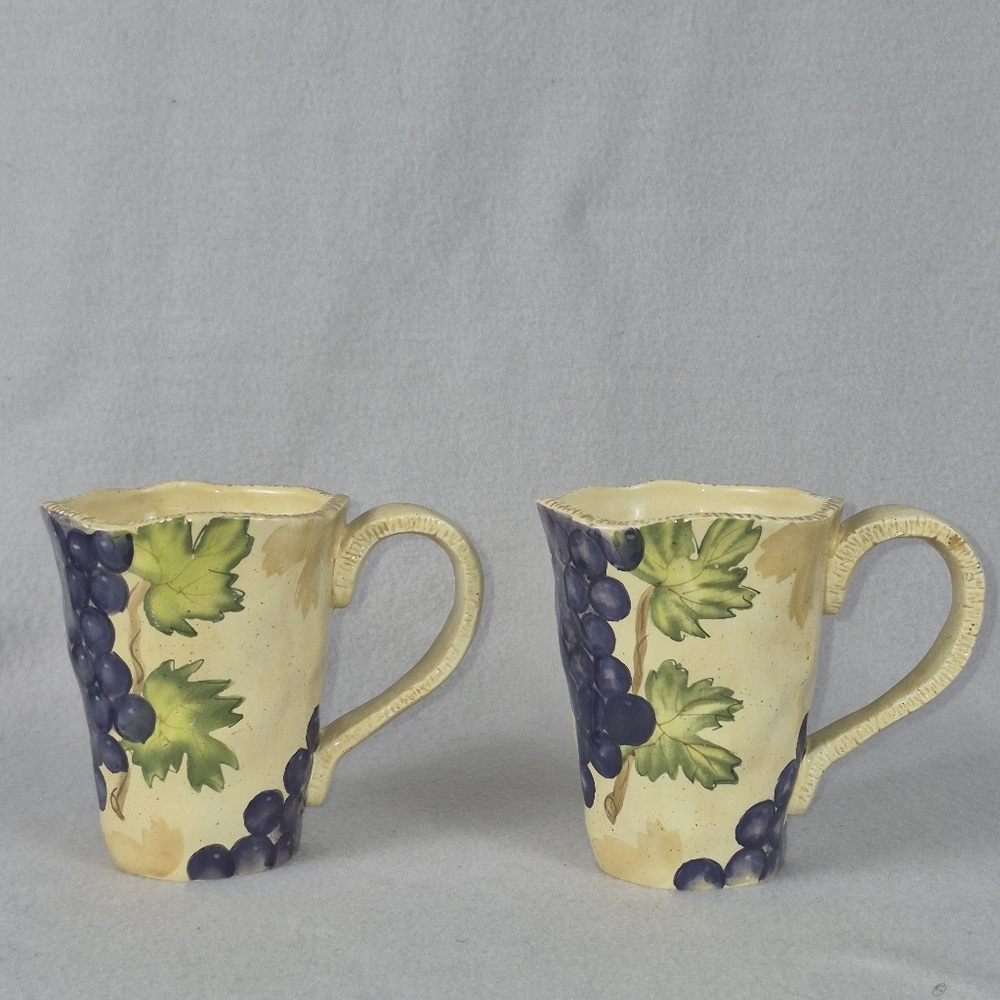 Tabletops Unlimited CABERNET Hand-Painted Grapes Mugs – Set of 2 (EUC)